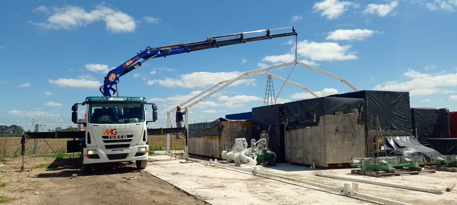 Camión con hidrogrúa IMG Soluciones