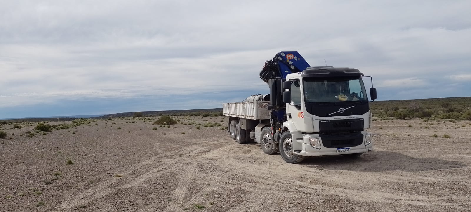 Camión con hidrogrúa IMG Soluciones